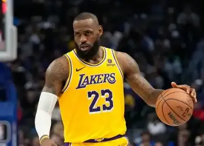 开云体育-詹姆斯首节出战10分钟，投篮6中3得到10分2篮板4助攻2抢断